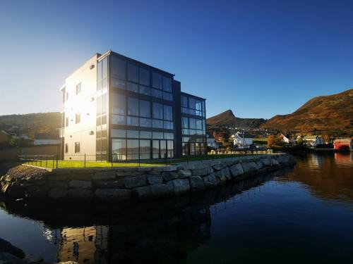 Selje Apartment | Stor og ny leilighet med fjordutsikt