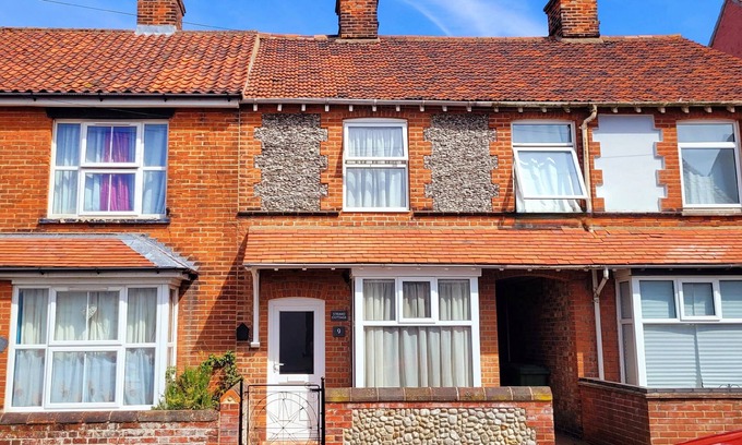 Sheringham Cottage | Strand Cottage - a cottage that sleeps 4 guests in 2 bedrooms