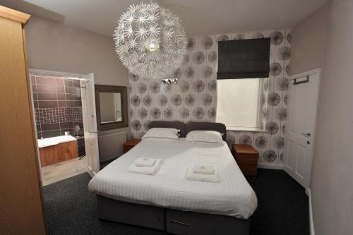 Harrogate City Centre Apartment | Strawberry One - 3 en-suite bedrooms, Private Parking - Harrogate Holiday Apartments