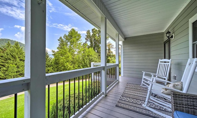 Waynesville House | Striking Waynesville Home with Mtn Views and Deck