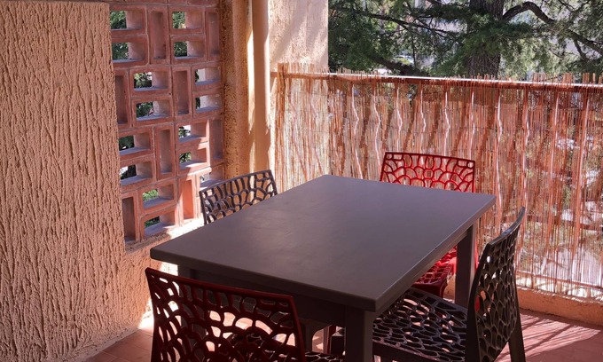 Saint-Cyr-sur-Mer Apartment | Studio 800 m from the beach and close to the beginnings