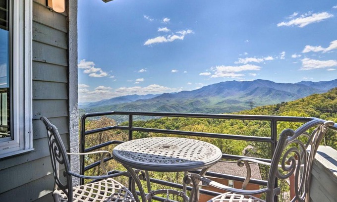 Chalet Village Apartment | Studio about 3 Mi to Great Smoky Mountain Natl Park!