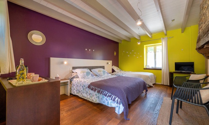Arzano Apartment | Studio Apartment 'Camélia Avec Petit Déjeuner' with Shared Pool, Shared Terrace and Wi-Fi