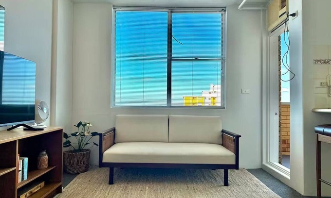 Bondi Apartment | Studio Apartment on Bondi Road with View