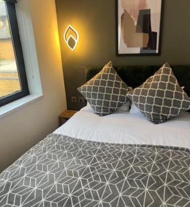 Peterborough Apartment | Studio Apartment - Perfect for Contractors and Short & Long Term Stays - Free WIFI - Free Parking - Extra Bed - Full Kitchen
