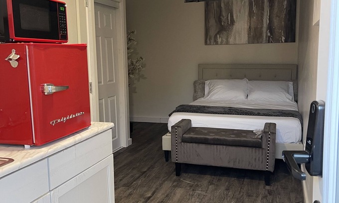 The Colony Apartment | Studio Apt, private entrance, free Wi-Fi & parking!