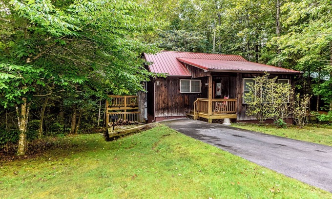 Townsend Apartment | Studio Cabin with Full Kitchen, Whirlpool, Private Bathroom, Grill & Wi-Fi