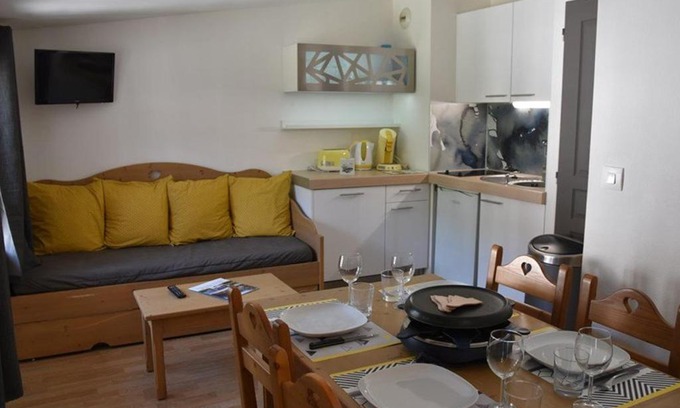 Montgenevre Apartment | Studio Cabine à Montgenèvre - Face aux Pistes, Wifi, Animaux Acceptés - FR-1-266-131