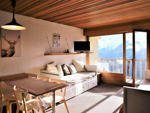 Auris Apartment | Studio cabine au pied des pistes avec balcon et ascenseur à Auris en Oisans - FR-1-297-154