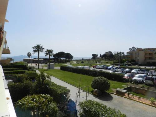 La Londe-les-Maures Apartment | Studio cabine avec vue mer à 2 pas de la plage, parking et local vélo, La Londe-les-Maures - FR-1-251-705