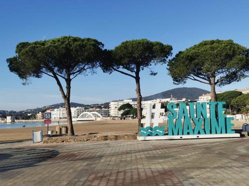 Sainte-Maxime Apartment | Studio climatisé avec piscine, vue mer