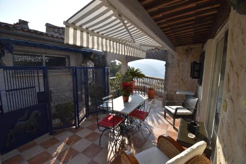 La Trinite Apartment | Studio climatisé et sa terrasse privée en villa