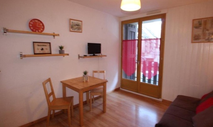 Bagneres-de-Luchon Apartment | Studio Cosy 2 Pers au Pied du Téléphérique - Balcon Sud, Parking, Wifi, Animaux Acceptés - FR-1-313-168