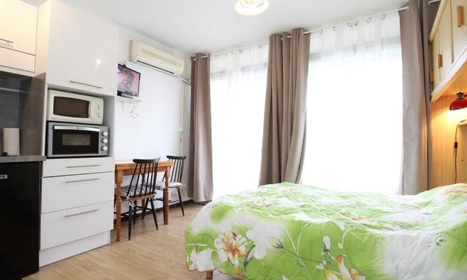 Balaruc-les-Bains Apartment | Studio de charme avec parking privatif, climatisation, Wi-Fi et loggia fermée à Balaruc-les-Bains - FR-1-553-96