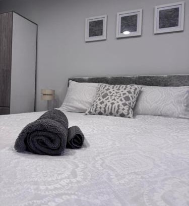 Solihull Apartment | studio flat near NEC, Solihull & Airport. Short & Long stay Contractors HS2, NHS