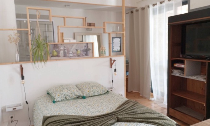 Vals-les-Bains Apartment | Studio Gite Avec sa Grande Terrasse au Cœur de Vals Proche de Tout