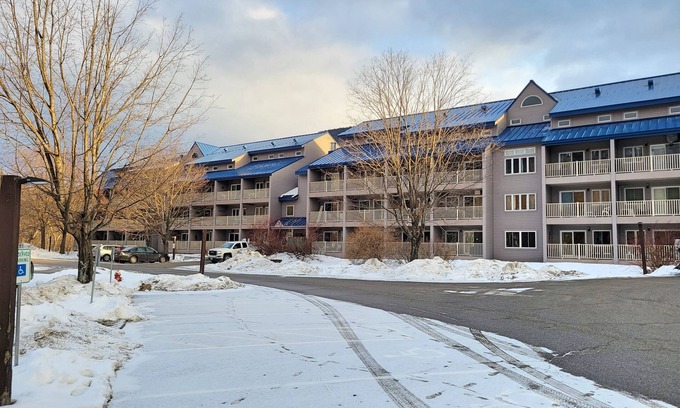 Lincoln Condo | Studio, kitchen, AC, deck, river & mountain views - LA202 By Loon Res