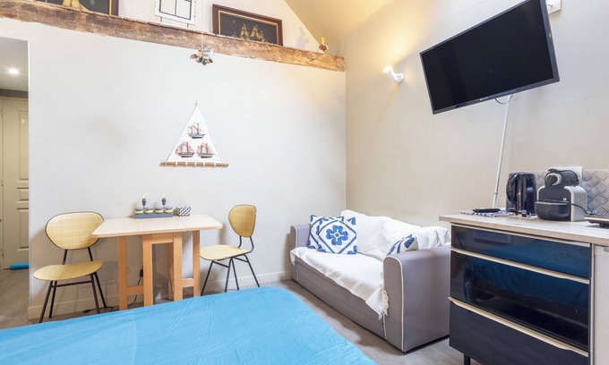 Guilvinec Apartment | Studio "L'Eclose Ty Du" with Private Terrace, Shared Garden and Wi-Fi