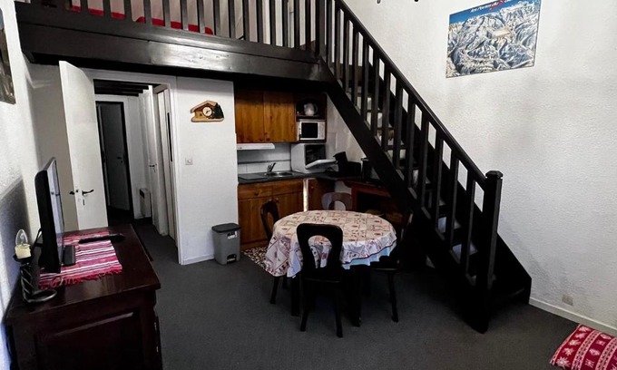 Morzine Apartment | Studio lumineux avec mezzanine, balcon, casier à skis et parking à 5 min du centre de Morzine. - FR-1-524-87