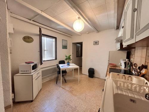 Arles City Centre Apartment | Studio Méditerranée au pied des Arènes