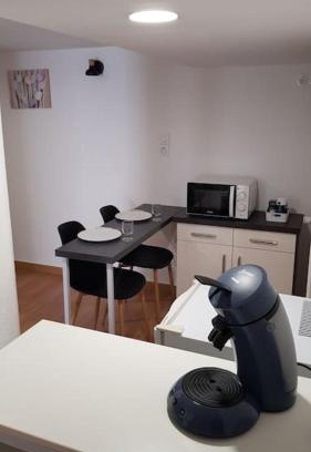 La Ferte-Bernard Apartment | Studio meublé en sous-sol en plein centre ville