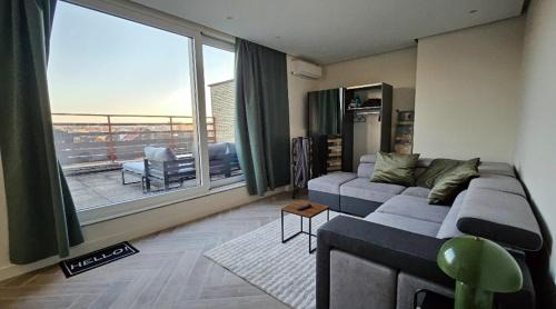 Chatelain Apartment | Studio penthouse lumineux avec grande terrasse de 40m2