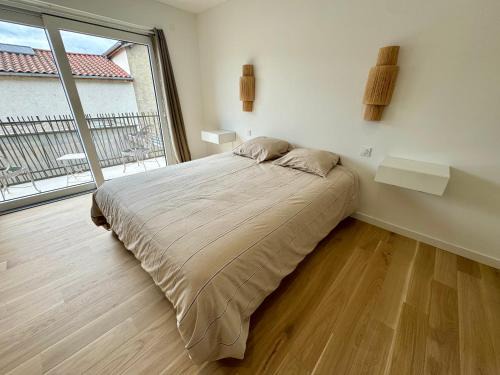 Genay House | Studio suite climatisé avec balcon, kitchenette équipée, douche, baignoire, wc et bureau