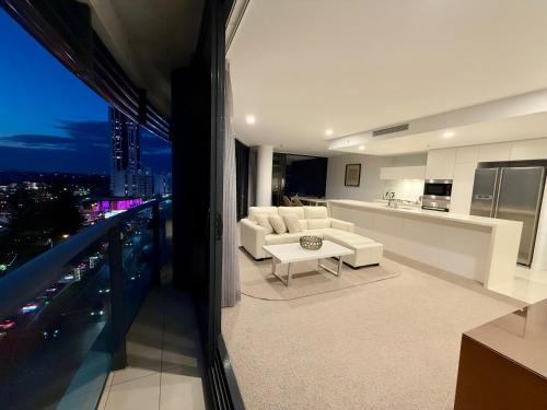 Broadbeach Apartment | Stunning 2 bed 2 bath 8th floor - GC Getaways