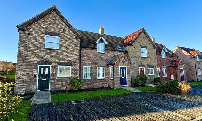 Filey Cottage | Stunning 2 bed coastal cottage - Pool and Beach Access Included.