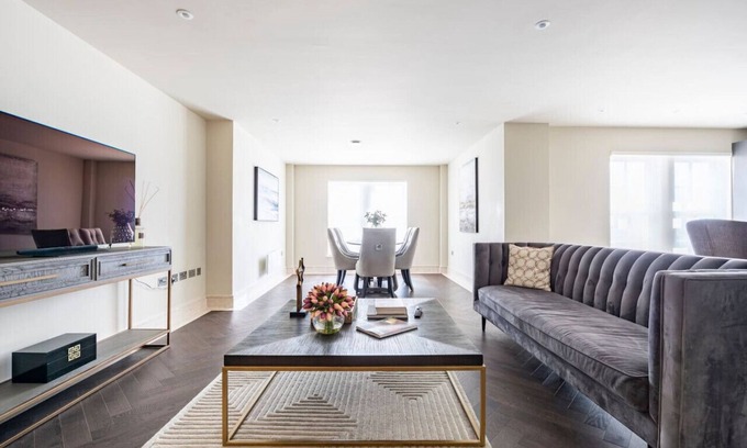 Chigwell Apartment | Stunning 2BA, 2BR, Apt, Desirable Chigwell