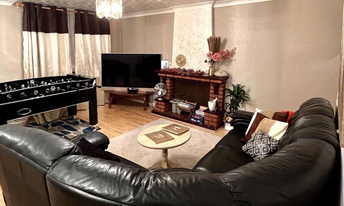 Enfield Highway House | Stunning 3-Bed House in Enfield, can sleep 10