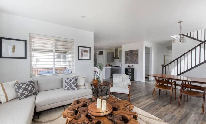 Erie House | Stunning 3BD House w/Wi-Fi & Parking