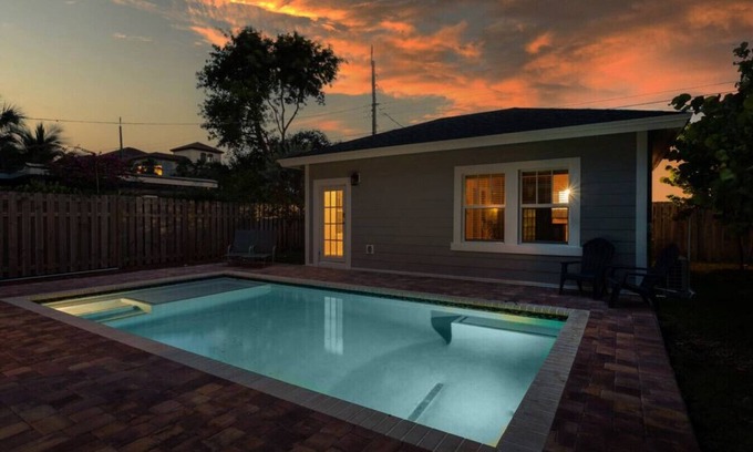 Mango Groves House | Stunning 4BR 3BA Cottage Heated Pool 5 Min to Beach