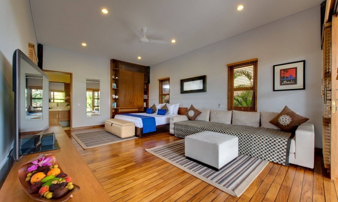 Laksmana Villa | Stunning 9BR Villa Located In Seminyak - Beautiful Garden & Swimming Pool!