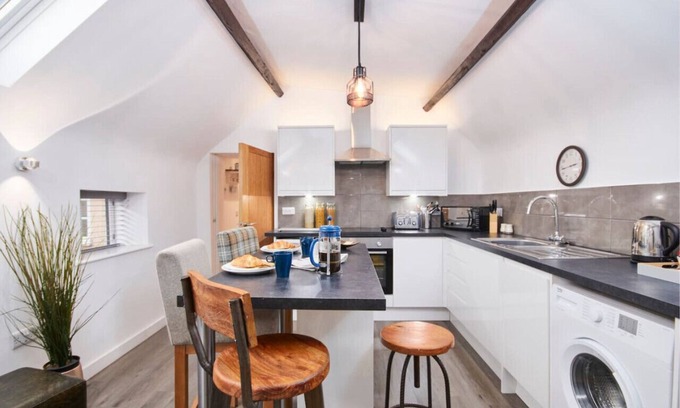 Kegworth Apartment | Stunning Apt: Fast Wifi, Gym Access, Near Airport