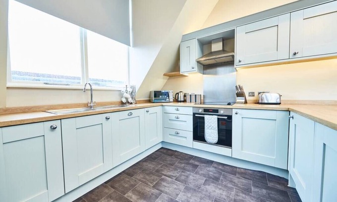 Harrogate City Centre Condo | Stunning Central Gems of Harrogate - Sleeps 18!