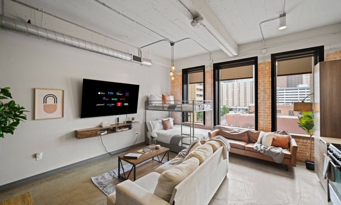 Downtown Dallas Apartment | Stunning Downtown Apartment | Pool, Laundry, Parking