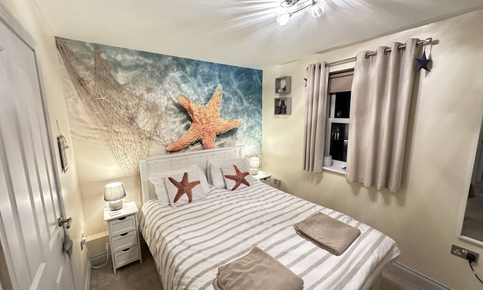 Filey Cottage | Stunning First Floor Coastal Apartment - Sleeping 4 in 1 Bedroom - Pool and Beach Access Included.