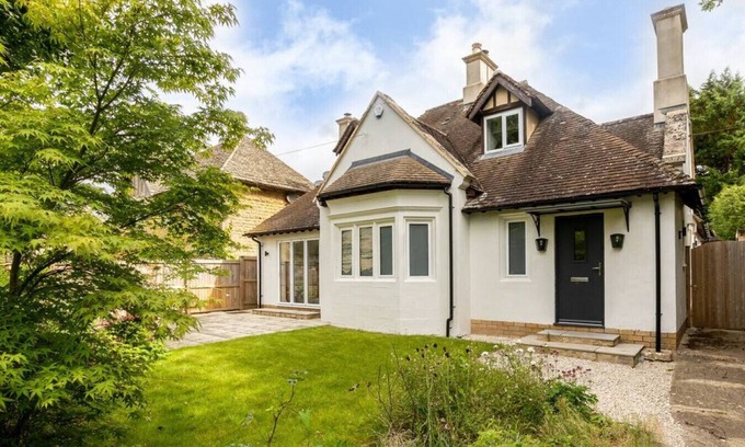 Bourton House | Stunning 5 Bed in the Centre of Bourton