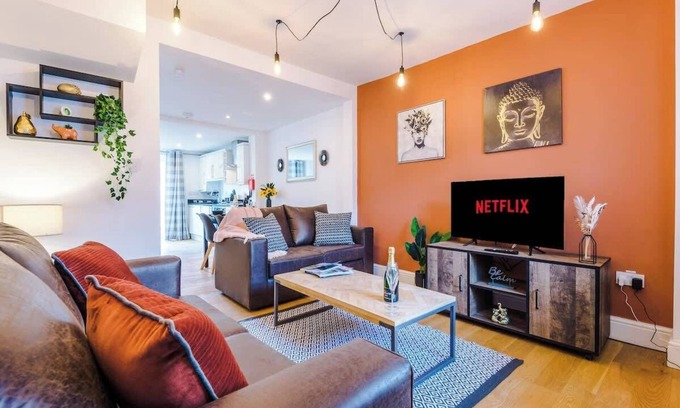 Chester House | Stunning Home, Perfect for Groups, FREE Parking!