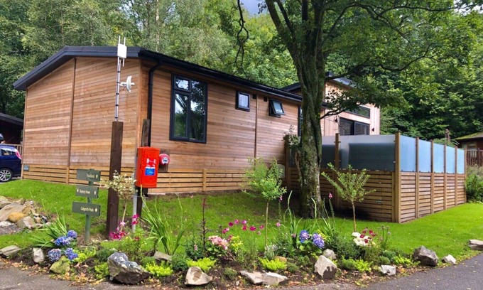 Troutbeck Bridge Cabin | Stunning Lodge set in relaxing surrounding, sleeps 6/8, 3 en-suites, free WIFI