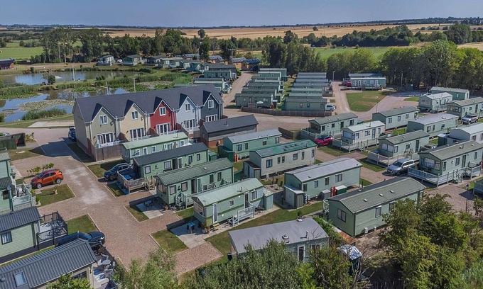 Burgh le Marsh Ski Chalet | Stunning lodge with one king-size double and en suite shower.