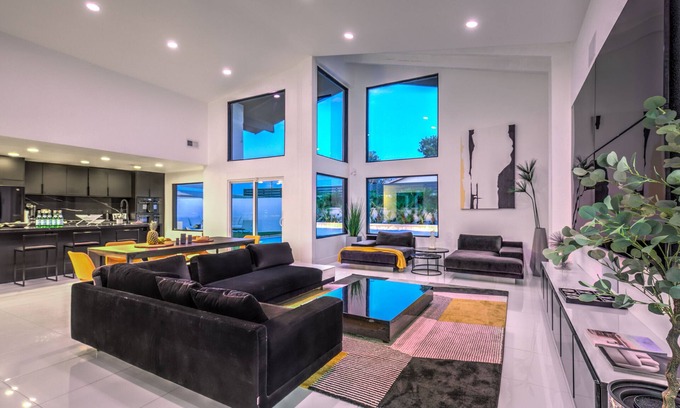 Las Vegas House | Stunning Luxury Villa,5 BR,4.5 BA Pool/Jacuzzi/Gym
