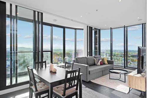 Fortitude Valley Apartment | Stunning Mountain Views plus Infinity Pool, Gym, Park