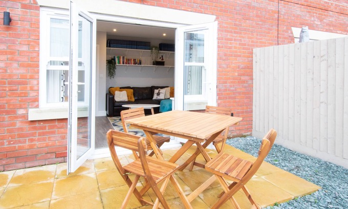 Harwich House | Stunning newly built harbourside 3-bed property-3 mins walk from beach and pier