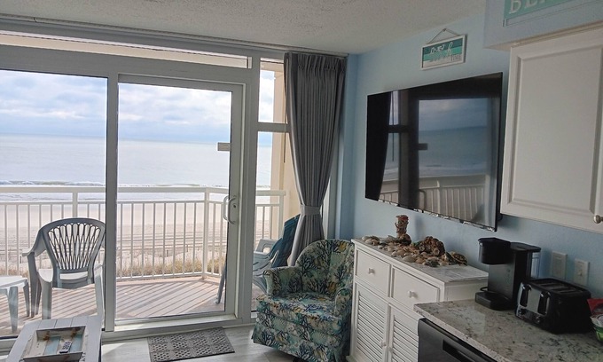 Myrtle Beach Condo | Stunning Oceanfront Condo. , Great resort. kitchen, W/D, 65" Roku tv, fast WIFI.