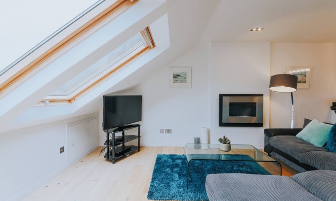 Newquay City Centre Apartment | Stunning Penthouse - Sea Views, Beaches, Surfing & Parking
