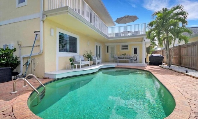 Central Naples House | STUNNING POOL HOME, 4 BEDS, NEWLY RENOVATED, CENTRALLY LOCATED