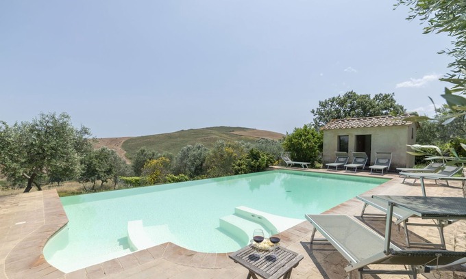 Castiglione d'Orcia Villa | Stunning private villa with WIFI, private pool, hot tub, TV, terrace, parking, close to Montalcino