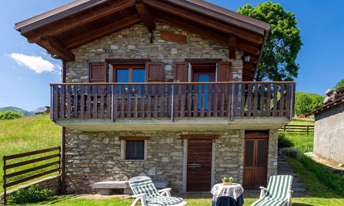 Peglio House | Stunning private villa for 4 people with WIFI, TV, balcony and pets allowed